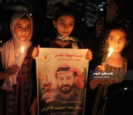 وقفة تضامنية مع الاسير ماهر الاخرس بغزة اضاءة الشموع (6).jpg