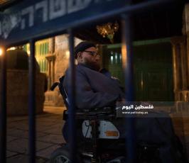 مواطنون يصلون في ليلة القدر أمام باب السلسلة أحد أبواب المسجد الاقصى المغلق (4).jpg