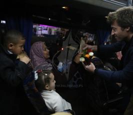 الصليب الأحمر يستقبل عائلات المعتقلين بالورود بعد عودتهم من نفحة (16).JPG