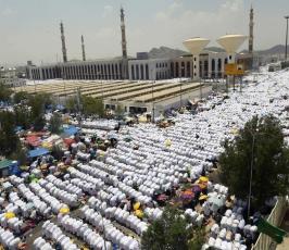  حجاج يؤدون صلاة الظهر في صعيد عرفات خلال تأدية الركن الأعظم للحج ‫(1)‬ ‫‬.jpg