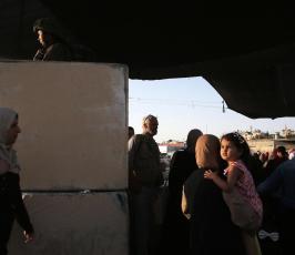 فلسطينيون برفقة أهاليهم خلال مرورهم على حاجز إسرائيلي ‫(1)‬ ‫‬.jpg