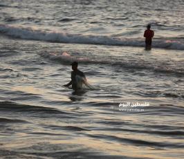 صياد فلسطيني يمارس مهنة الصيد على الشاطئ (16).JPG