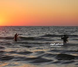 صياد فلسطيني يمارس مهنة الصيد على الشاطئ (5).JPG
