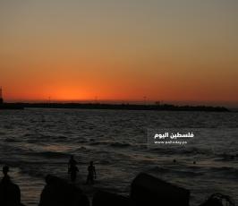 غروب الشمس على شاطى بحر مدينة غزة (4).JPG
