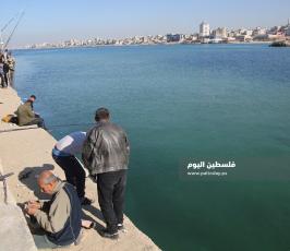 صيد بالصنارة في ميناء غزة البحري (7).JPG