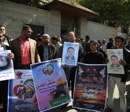 وقفة مع المحرر طارق عزالدين للمطالبة بعلاجه ‫(38994436)‬ ‫‬.JPG