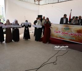 وقفة نسائية في غزة رفضاً لـقانون حماية الأسرى داخل مقر المجلس التشريعي (3).JPG