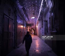 مواطنون يصلون في ليلة القدر أمام باب السلسلة أحد أبواب المسجد الاقصى المغلق (2).jpg