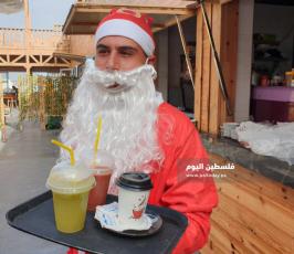  بابا نويل اثناء عملهما في احدى المقاهي بغزة (10).jpeg