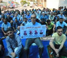 صلاة الجمعة أمام مقر الصليب  ‫(35652097)‬ ‫‬.JPG