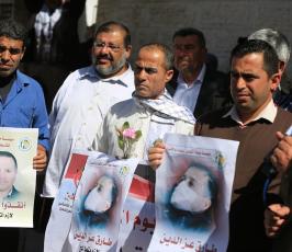 وقفة مع المحرر طارق عزالدين للمطالبة بعلاجه ‫(38994442)‬ ‫‬.JPG
