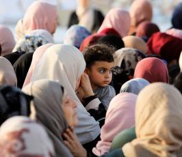 فلسطينيون برفقة أهاليهم خلال مرورهم على حاجز إسرائيلي ‫(34669058)‬ ‫‬.jpg