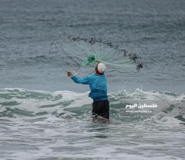 مهنة الصيد في الأجواء البادرة على شاطئ غزة (8).JPG