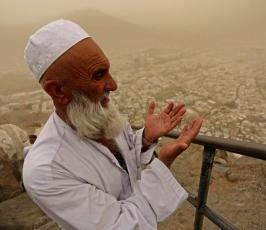 حجاج بيت الله الحرام يصعدون على جبل النور غار حراء فى مكة المكرمة ‫(1)‬.jpeg