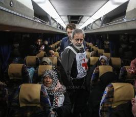 الصليب الأحمر يستقبل عائلات المعتقلين بالورود بعد عودتهم من نفحة (4).JPG