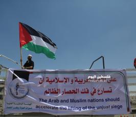 مسير للشاحنات يتوجه لمخيم ملكة شرق غزة رفضاً للحصار ‫(39256586)‬ ‫‬.JPG