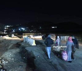 الاحتلال يغلق مدخل مخيم الفوار جنوب الخليل بالبوابات الحديدية (2).jpeg