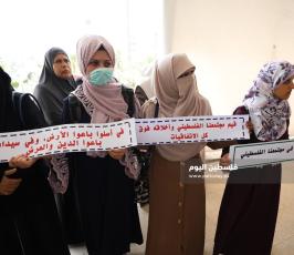 وقفة نسائية في غزة رفضاً لـقانون حماية الأسرى داخل مقر المجلس التشريعي (6).JPG