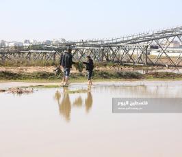 فتح سدود مياه الأمطار على أراضي المواطنين شرق حي الشجاعية (7).JPG