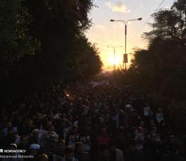 حشود غفيرة في الأهواز تشارك في تشييع جثماني الشهيدين سليماني والمهندس  (6).jpg