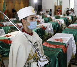  الجزائر تستعيد رفات 24 من ثوار وقادة المقاومة الشعبية للاستعمار الفرنسي (2).jpg