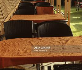 مقاهي غزة تواصل اغلاق أبوابها أمام روادها خشية تفشي كورونا (8).JPG