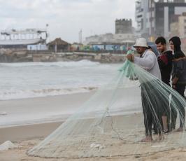صياد فلسطيني يلاحق لقمة العيش رغم الأجواء الماطرة والباردة  ‫(1)‬.JPG