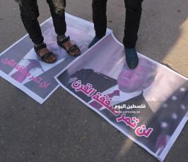 فلسطينيون يحرقون صوراً لنتنياهو وترامب  (1).JPG