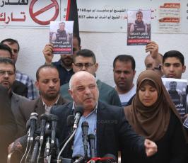 صحفيون يحتجون على استهداف زملائهم أمام ثلاجة الموتى بمجمع الشفاء ‫(42271244)‬ ‫‬.JPG