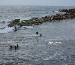 بحر غزة من حرارة الجو وانقطاع التيار الكهربائي (3).JPG