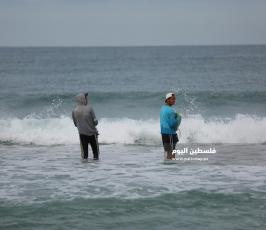 مهنة الصيد في الأجواء البادرة على شاطئ غزة (5).JPG