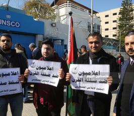 صحفيون يوقعون بالدم على خارطة فلسطين  (5).JPG