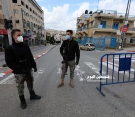 حواجز للامن الفلسطيني تفصل بين القرى والمخيمات وبين المدن في محافظة بيت لحم لمنع انتشار فيروس كورونا. (4).jpg