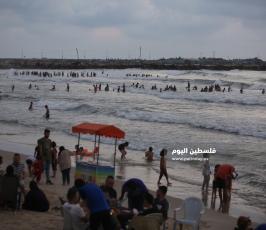 بحر غزة من حرارة الجو وانقطاع التيار الكهربائي (11).JPG