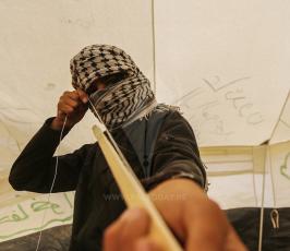 شباب يصنعون طائرات ورقية ومقلاع في مخيمات العودة شرق القطاع)‬ ‫‬ ‫(1)‬.JPG