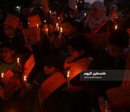 أطفال غزة يشعلون الشموع رفضا لصفقة القرن (7).JPG