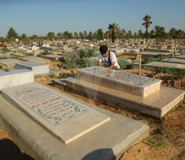 ‫أهالي الشهداء في المقابر في أول أيام العيد  ‫(41353734)‬ ‫‬.JPG