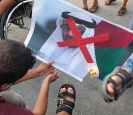 وقفة في خانيونس ضد التطبيع مع الاحتلال (2).jpg