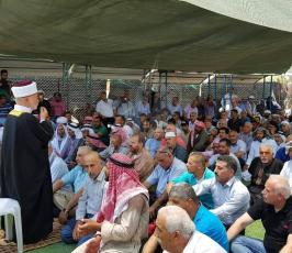 المئات يؤدون صلاة الجمعة بالخان الأحمر في مواجهة تهويده (5).jpg