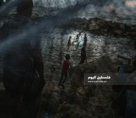 بحر غزة من حرارة الجو وانقطاع التيار الكهربائي (7).JPG