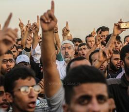 قادة الفصائل يشاركون المتظاهرين في مسيرة العودة ‫(41878056)‬ ‫‬.JPG