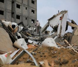 دمار في مؤسسات مدنيةمجاورة لفضائية الأقصى التي تعرضت للقصف الإسرائيلي (4).JPG