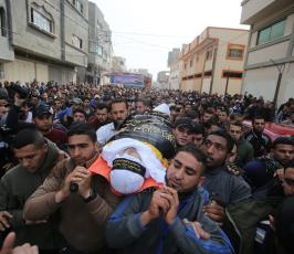 جماهير غفيرة في حي الشجاعية تُشيَّع جثمان الشهيد المجاهد جهاد حرارة ‫(1)‬.JPG