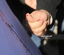 صحفيون يوقعون بالدم على خارطة فلسطين  (1).JPG