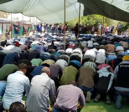 المئات يؤدون صلاة الجمعة بالخان الأحمر في مواجهة تهويده (2).jpg