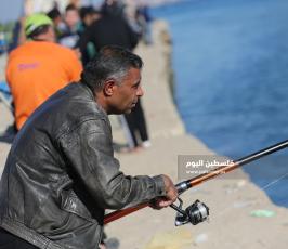 صيد بالصنارة في ميناء غزة البحري (13).JPG