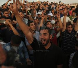 قادة الفصائل يشاركون المتظاهرين في مسيرة العودة ‫(41878048)‬ ‫‬.JPG