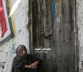 مسنة تجلس أمام منزلها في حي الشجاعية (2).jpg