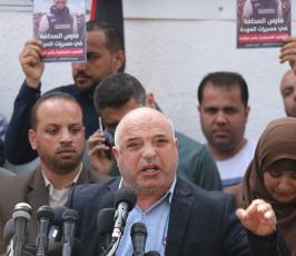 صحفيون يحتجون على استهداف زملائهم أمام ثلاجة الموتى بمجمع الشفاء ‫(42271243)‬ ‫‬.JPG