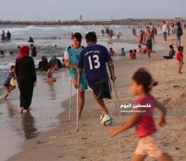 جريحان غزيان يمارسان التمارين الرياضية على شاطئ بحر غزة  ‫(38535690)‬ ‫‬.JPG